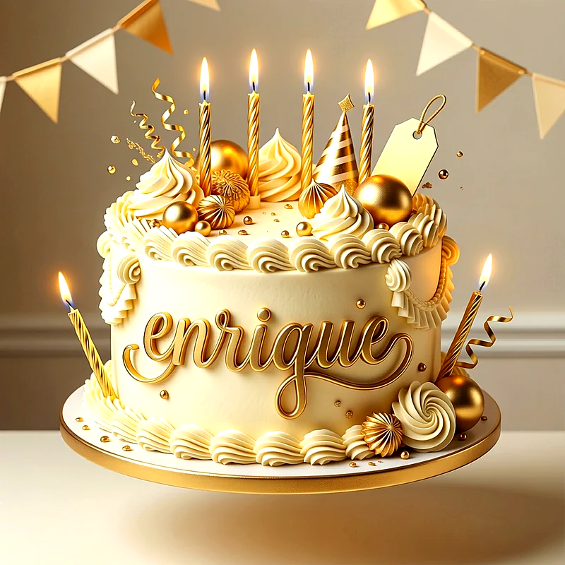 Tarta de cumpleaños dorada y crema con velas encendidas, esferas doradas y el nombre Enrique escrito al frente.