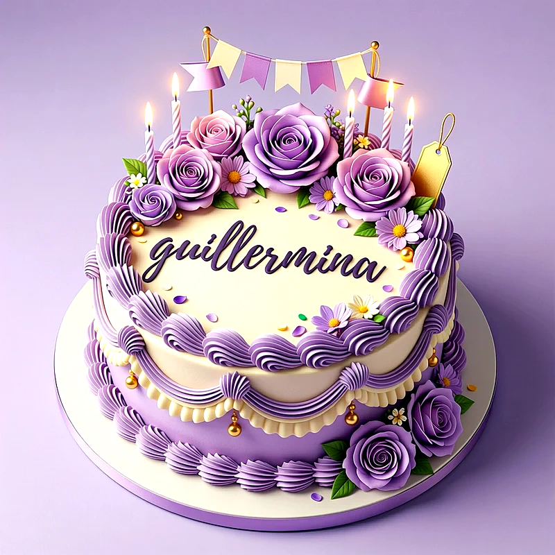 Tarta de cumpleaños lila y blanca con rosas moradas, margaritas, velas encendidas y el nombre Guillermina escrito en el centro.