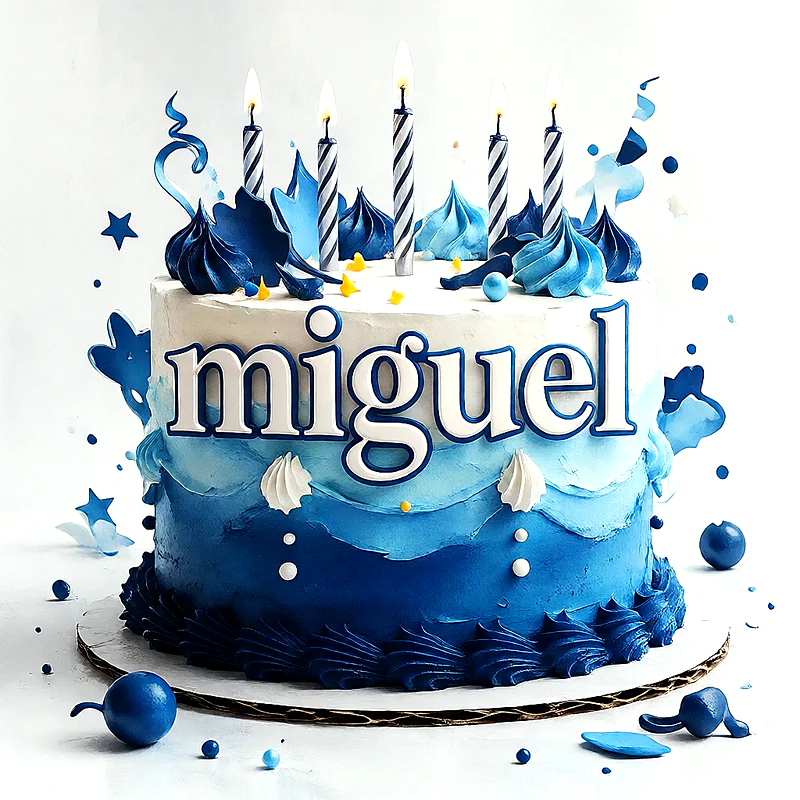 Tarta de cumpleaños azul y blanca con velas encendidas y adornos dulces, con el nombre Miguel escrito al frente en relieve.