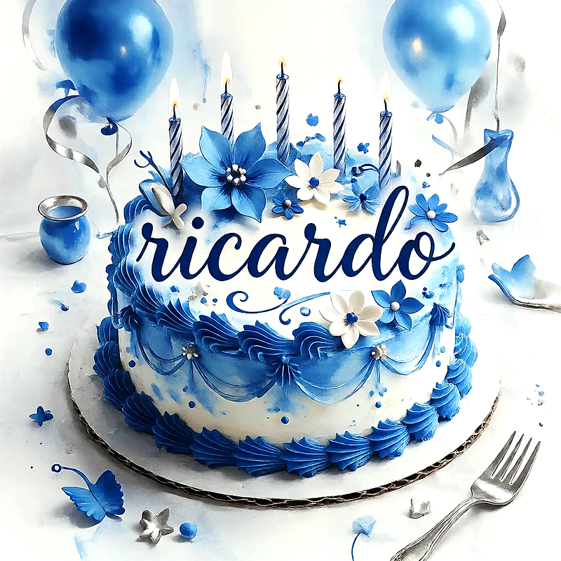 Tarta de cumpleaños blanca y azul decorada con flores, velas encendidas y globos de fondo, con el nombre Ricardo escrito en letras azules al frente del pastel.