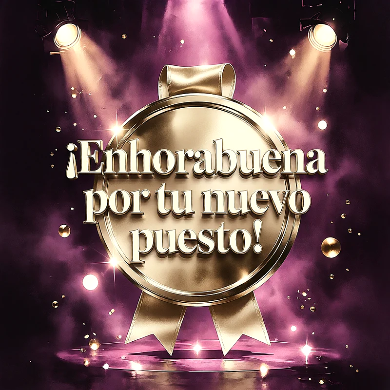Medalla dorada con cinta sobre fondo morado iluminado por focos, con un mensaje de felicitación en letras doradas.