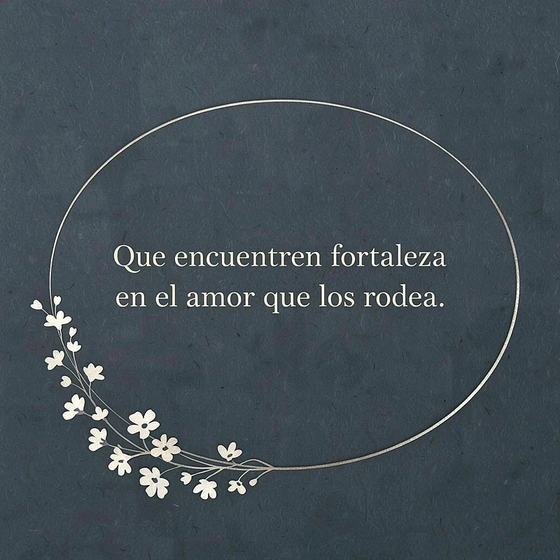 Imagen de pésame con fondo azul oscuro, marco ovalado plateado y rama florecida blanca. El texto dice: 'Que encuentren fortaleza en el amor que los rodea'.