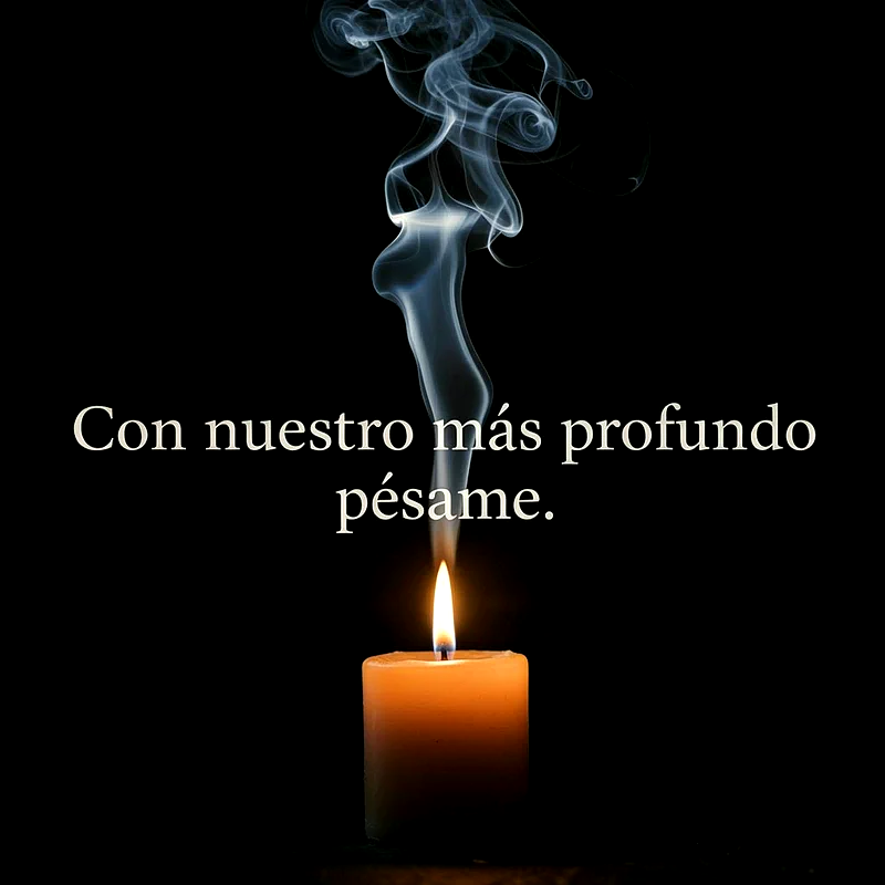Vela encendida de color naranja con llama brillante y humo blanco ascendiendo sobre un fondo oscuro. El texto dice 'Con nuestro más profundo pésame'.