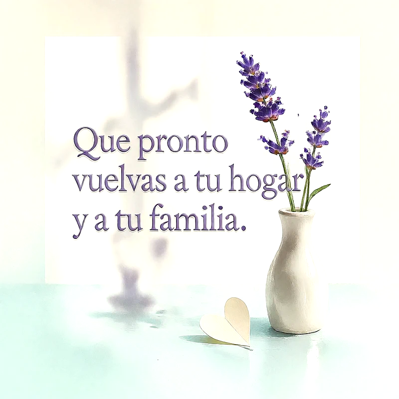 Jarrón blanco con flores de lavanda moradas, un corazón de papel blanco y mensaje de ánimo en letras moradas.