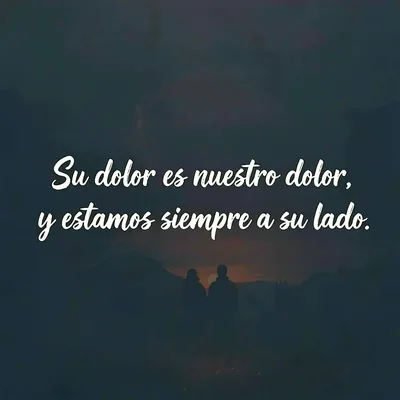 Imagen de pésame con la silueta de una pareja al atardecer, mostrando un paisaje montañoso. El texto blanco dice 'Su dolor es nuestro dolor, y estamos siempre a su lado'.