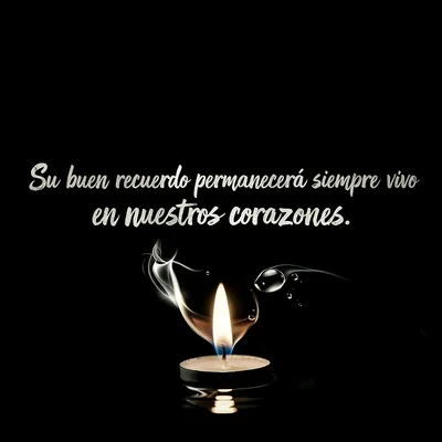Vela encendida en la oscuridad con humo etéreo y gotas de agua, acompañada del mensaje 'Su buen recuerdo permanecerá siempre vivo en nuestros corazones'.