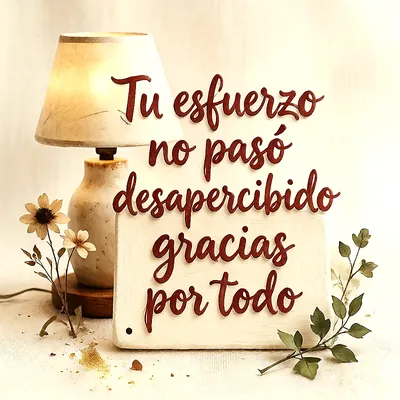 Tabla de madera con texto de agradecimiento, lámpara encendida y flores secas sobre fondo blanco texturizado.
