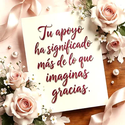 Tarjeta de agradecimiento con el texto 'Tu apoyo ha significado más de lo que imaginas gracias' en burdeos. Decorada con rosas pálidas, pequeñas flores blancas, perlas y lazos satinados.