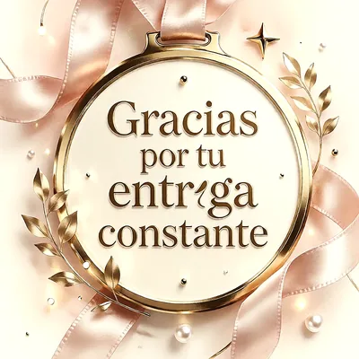 Medalla circular de marco dorado con cinta de tela en tono rosa, adorno de hojas doradas, perlas pequeñas y mensaje de felicitación en letras doradas.