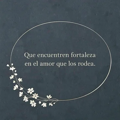 Imagen de pésame con fondo azul oscuro, marco ovalado plateado y rama florecida blanca. El texto dice: 'Que encuentren fortaleza en el amor que los rodea'.