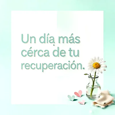Fondo menta y blanco con flor de margarita en un florero de cristal, pequeñísimos corazones de papel y mensaje en letras verdes.