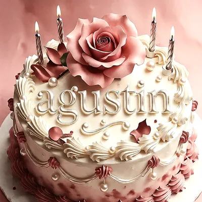 Tarta de cumpleaños rosa con una rosa grande en el centro, velas encendidas y el nombre Agustin escrito en letras doradas.