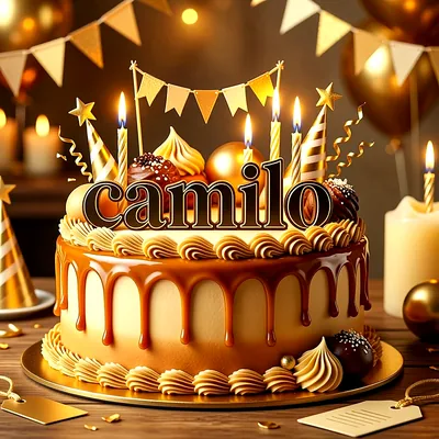 Tarta de cumpleaños dorada con caramelo, velas encendidas, banderines y el nombre Camilo escrito en letras oscuras en la parte superior.
