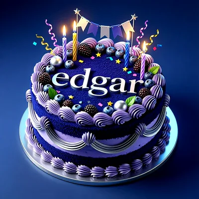 Tarta de cumpleaños de color azul y lila decorada con arándanos, moras, velas encendidas y el nombre Edgar escrito con letras blancas.
