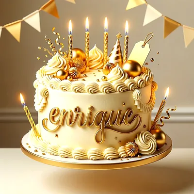 Tarta de cumpleaños dorada y crema con velas encendidas, esferas doradas y el nombre Enrique escrito al frente.